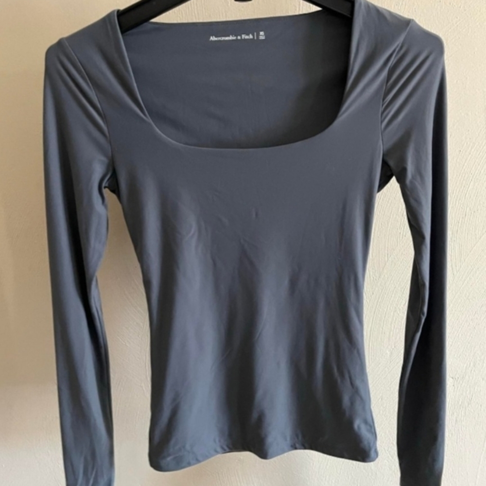 Abercrombie & Fitch Gray Seamless Fitted Long Sleeve Blouse